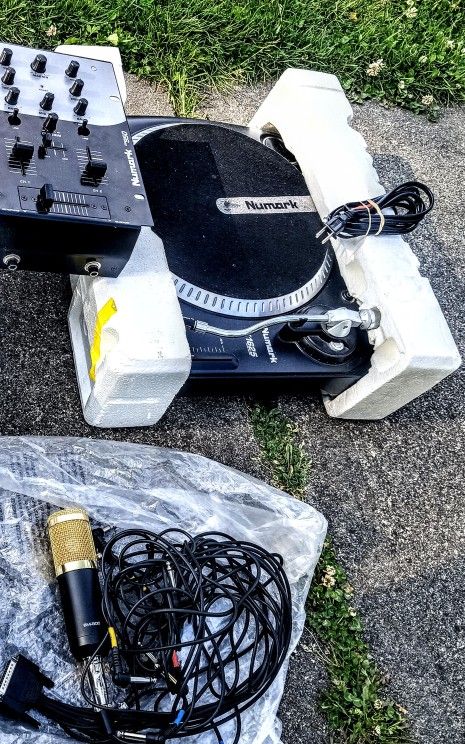 NUMARK TURNTABLE WITH MIXER/ Cabinet Speaker