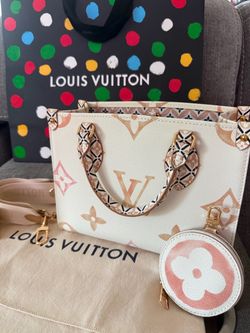 Louis vuitton by the pool on the go PM monogram