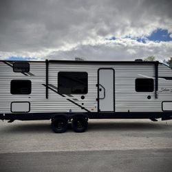 2022 East to West 31ft Camper Silver Lake