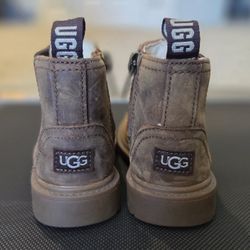 Child Unisex UGG boots - Like New!