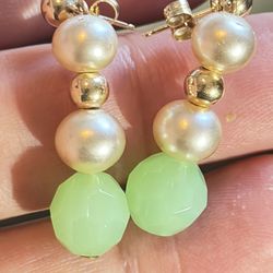14k Gold Pair Of Earrings With Genuine Pearls And Green Jade Beads, Total Weight Is Almost 6 Grams, The Metal Parts Are Solid Gold
