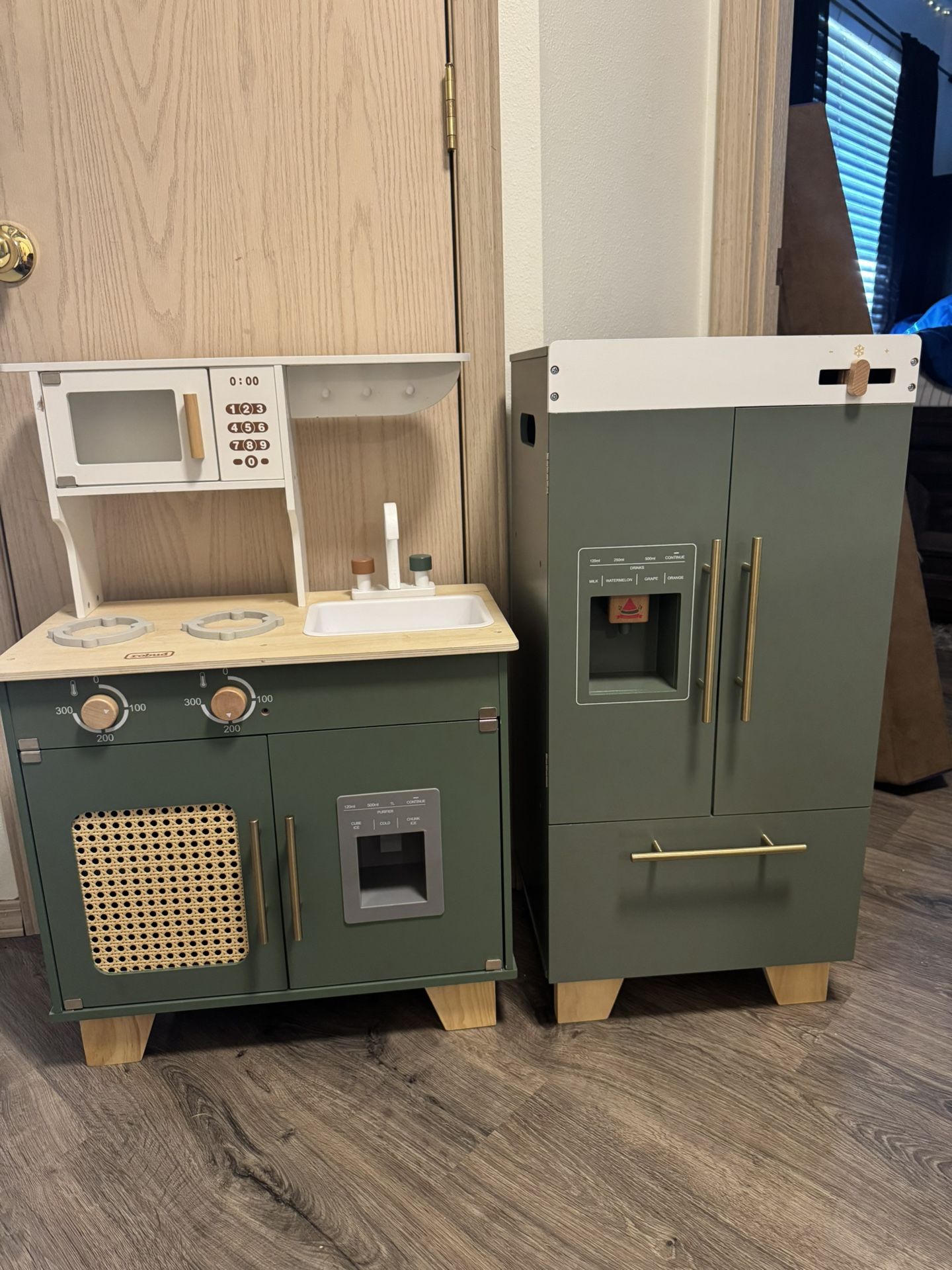 Kids Play kitchen