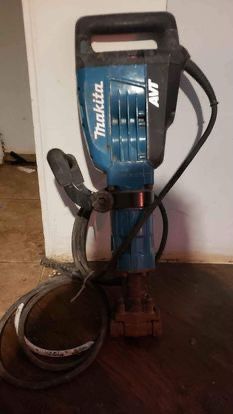 Makita 40 Pound Jackhammer 