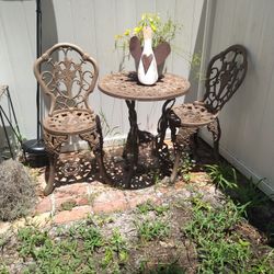 Very Cute Metal Table And Chairs