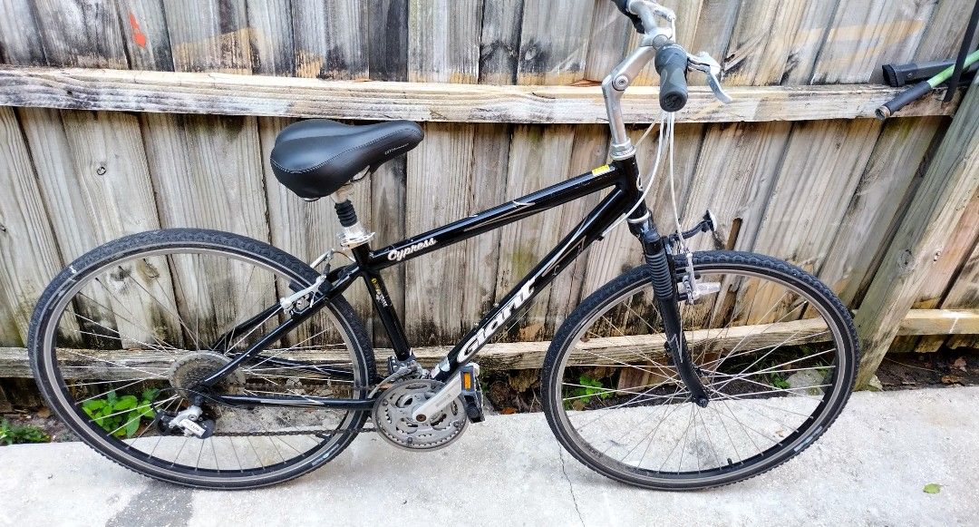 GIANT CYPRESS BIKE, 28" . Works Great