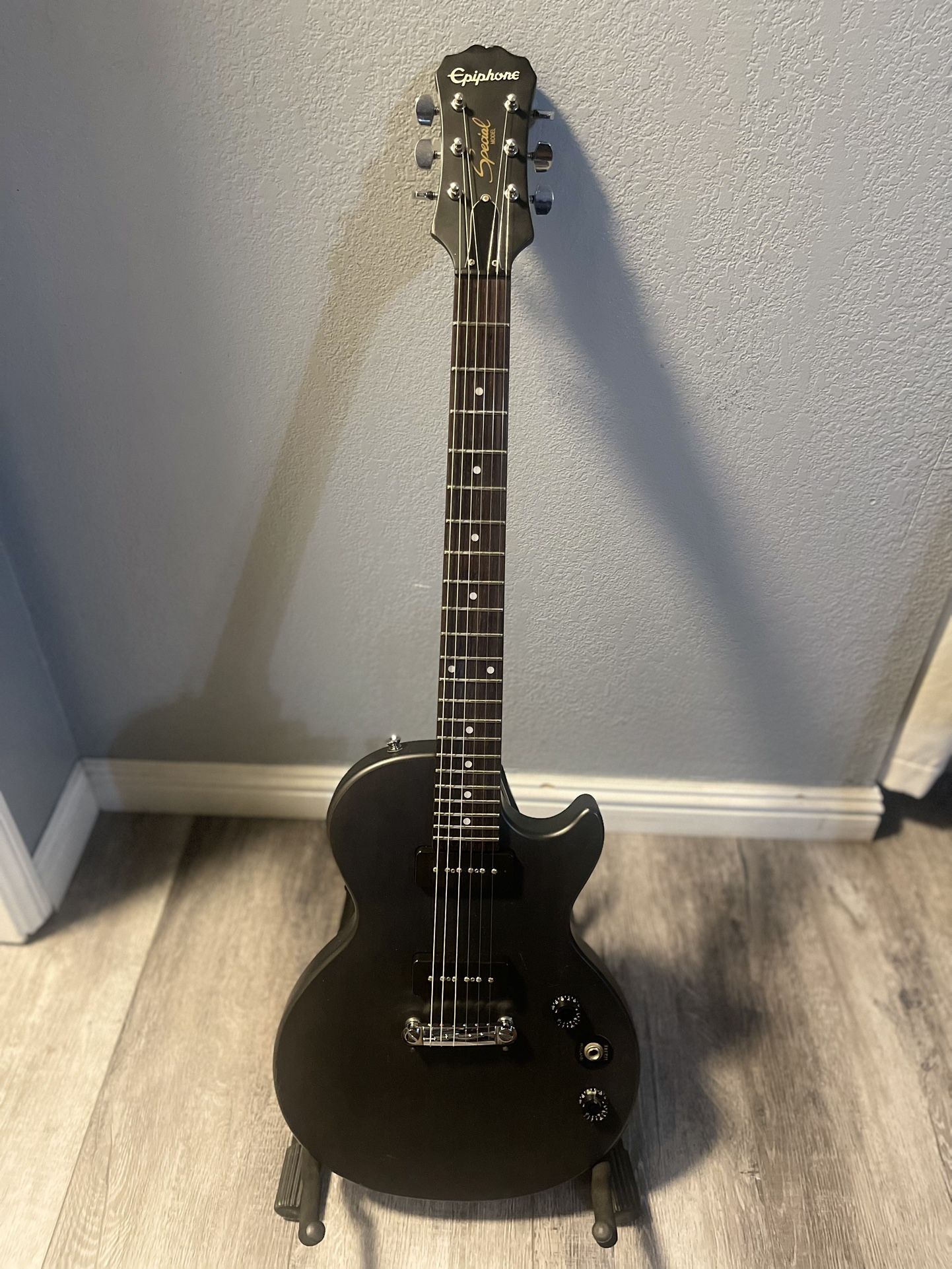 Epiphone Les Paul Special I P-90 Limited-Edition Electric Guitar Worn Black
