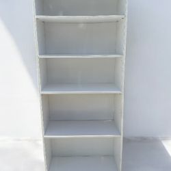 Like new Traditional white wood 5- layer shelf bookcase .