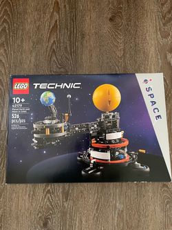LEGO Technic Planet Earth and Moon in Orbit 42179