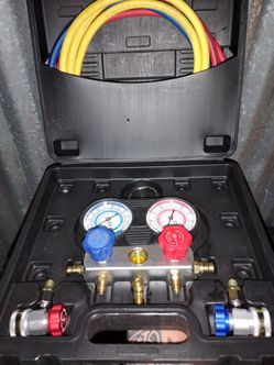 AC Manifold Gauge Set with Hoses and Case