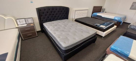 Black queen platform bedframe