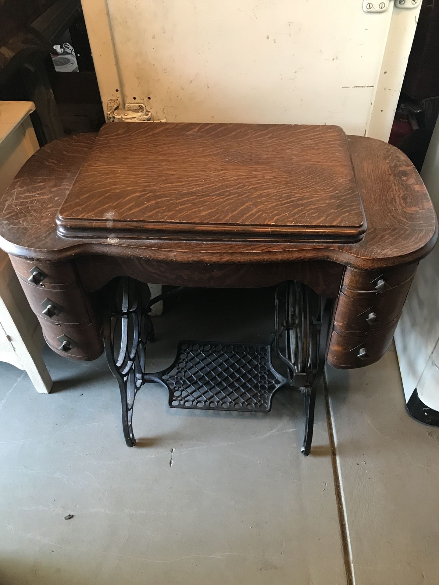 Beautiful early 1900’s Norleigh Diamond sewing machine great condition!!