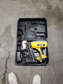 DeWalt 18V Cordless Finish Nailer with Case