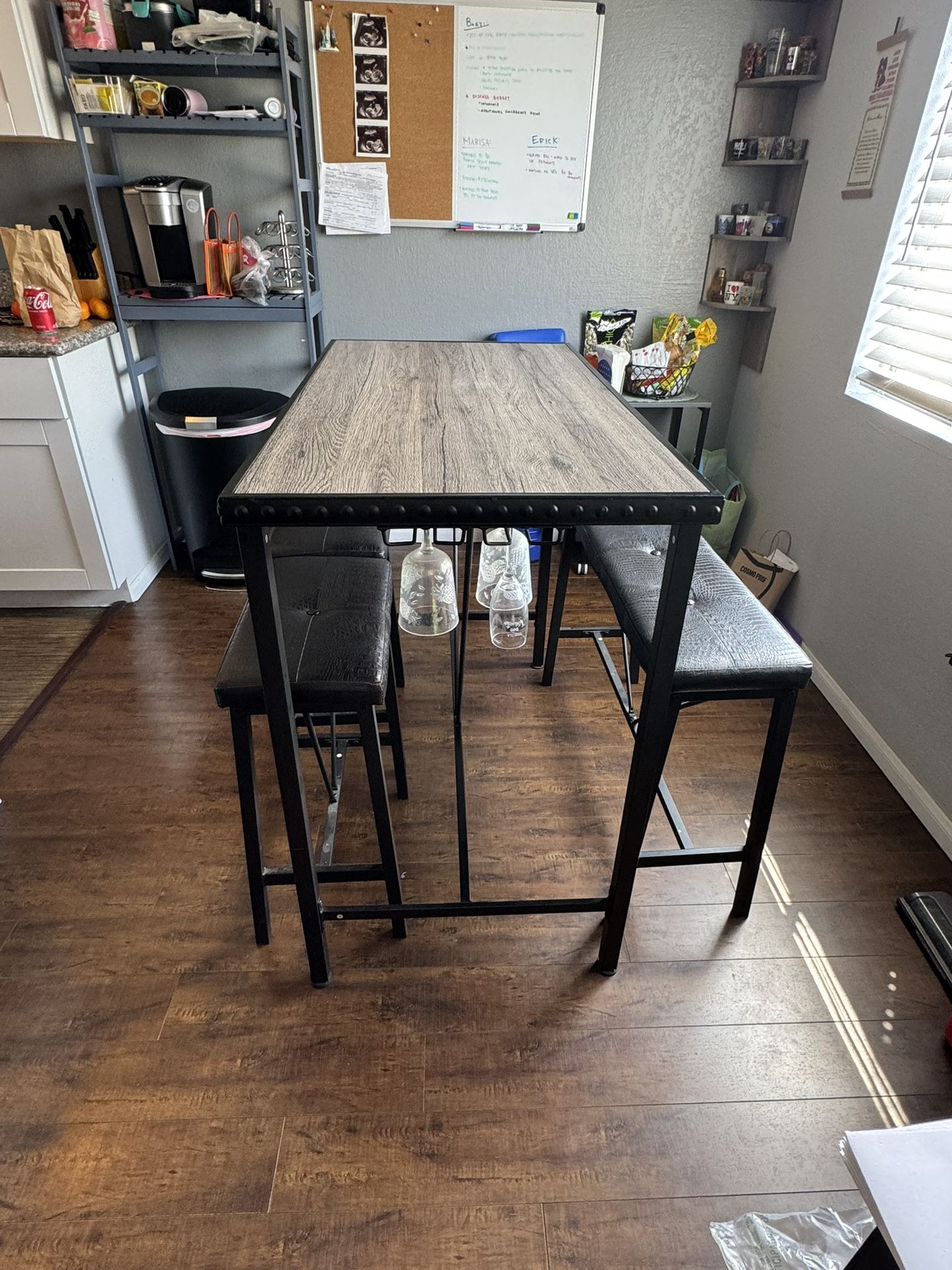 DINING TABLE / KITCHEN TABLE 