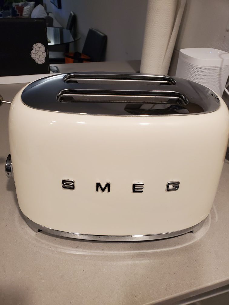 50s Retro Style Two-Slice Toaster SMEG
