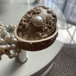 ring box. vintage. pearl