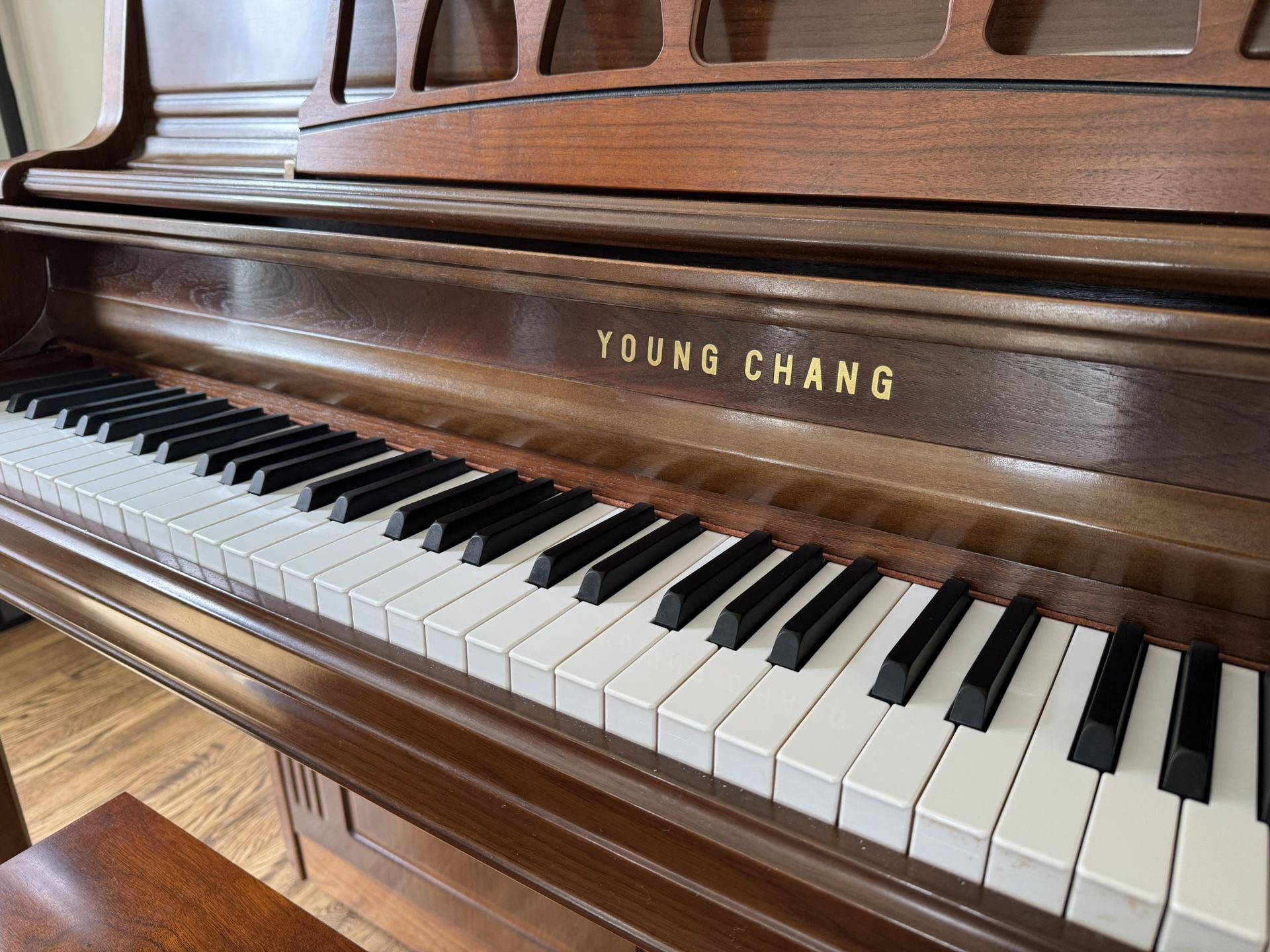 Piano - Upright Young Chang