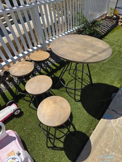 Dining table adjustable