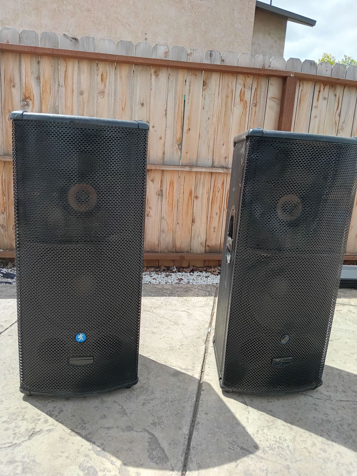 2 Mackie active Speakers ( 600 Dls Both Bars )