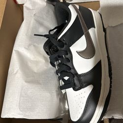 Nike Dunk Low SE (GS)  Size 6Y