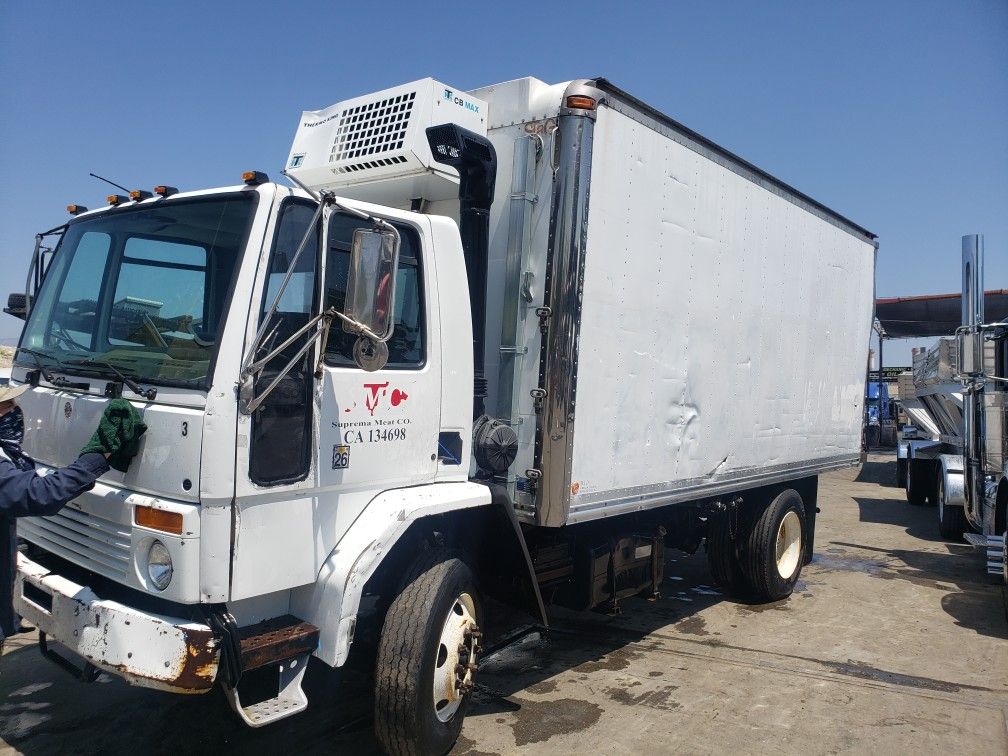 1999 sterling Cummins 5.9 automatico caja 18 pies termica trabaja muy bien buenas condiciones 4800 obo