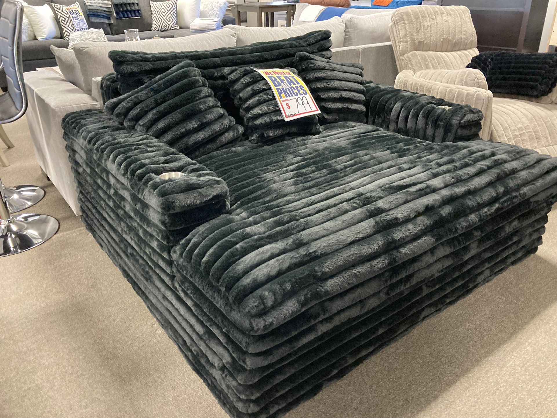 Cuddler Chaise! $699! Easy Financing! 🏠🩷🚨