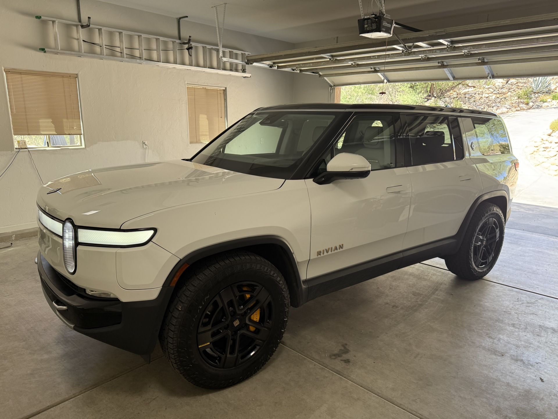MUST SELL! 2023 Rivian R1S
