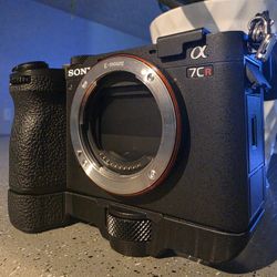 Sony A7CR (FULL FRAME 61MP + AI Auto Focus Chip + GRIP + 4K/500K shutter)