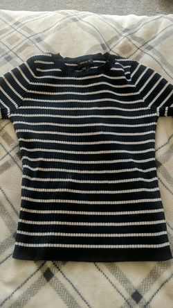 Black crops shirt for girls. Size Medium. Forever 21