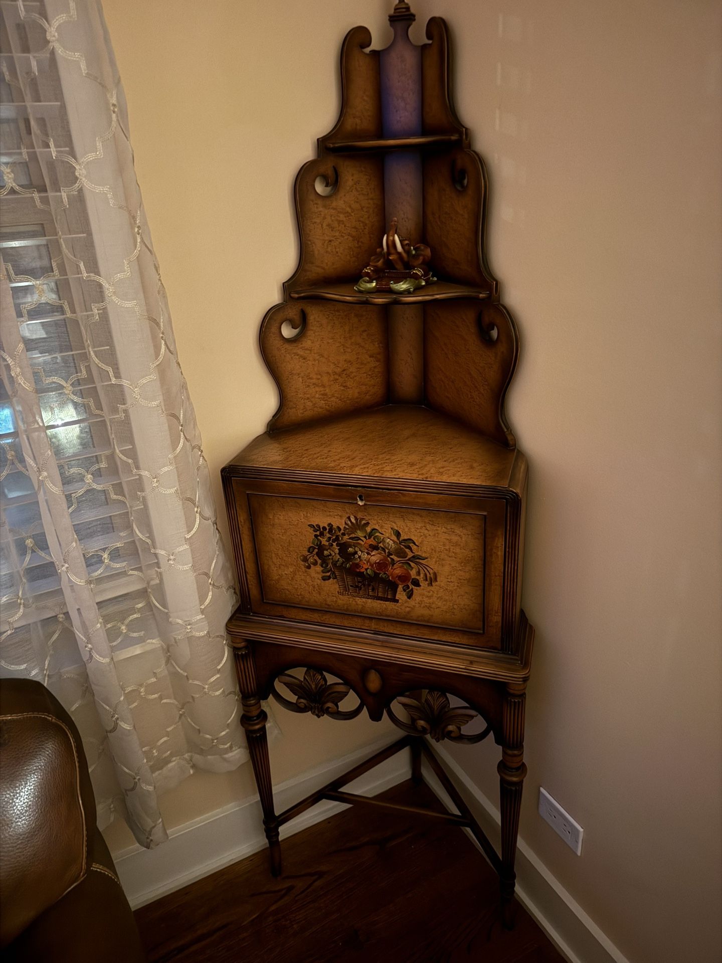 Victorian Corner Stand