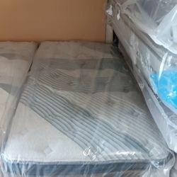 XL Twin Size Mattress (XL Colchon Twin Size)