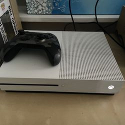 Xbox 1s With Games And Controller 