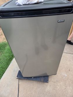 Mini fridge like new