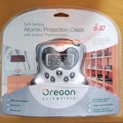 New Self Setting Backlit Hi-Glo LCD Screen Atomic Projection Clock with Indoor Temperature. 