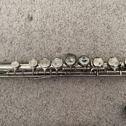 B USA FLUTE- LIKE NEW-BEST OFFER GETS IT 