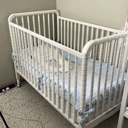 Crib with mattress and borders and pillow