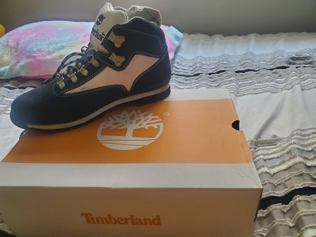 TIMBERLAND HIKING BOOTS]