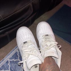 White AIR FORCE 1’S