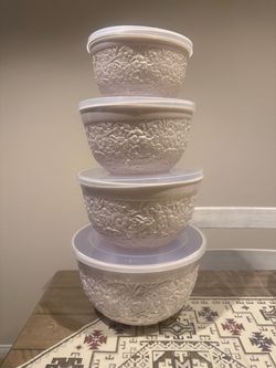 stoneware food-storage/baking dishes with white plastic lids.