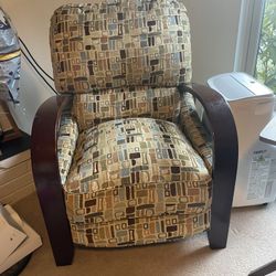 Manual Recliner, Clean and Works Properly