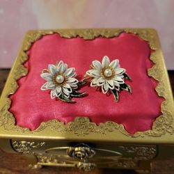 Vintage White Enamel Faux Pearl Goldtone Flower Clip-on Earrings  F9