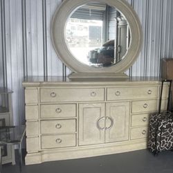 Dresser with Mirror No Issue Perfect Condition.