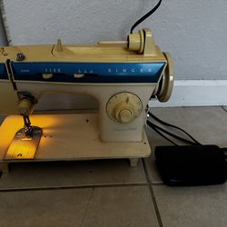 Singer 288 Sewing Machine . Used I’m Good Condition. Location West Kendall . 33194