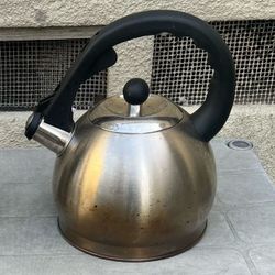 WHISTLING STOVETOP KETTLE
