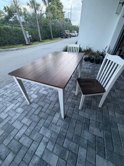 Table with 4 matching chairs