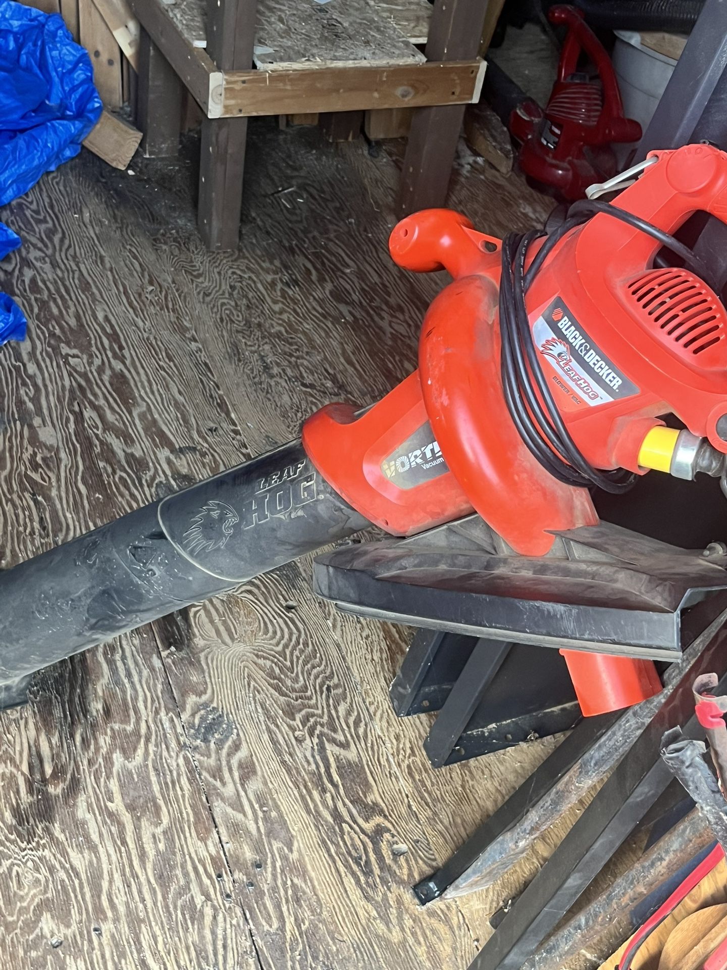 BLACK & DECKER LEAF BLOWER