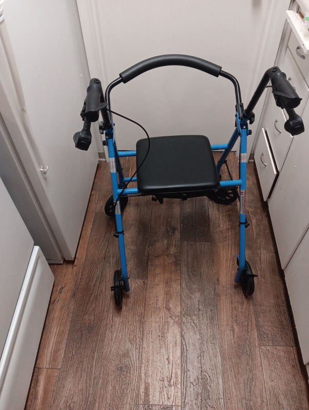 Walker With 4 Wheels And Seat