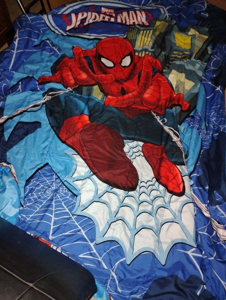 Spiderman Comforter! 85" x 70". Great Shape!