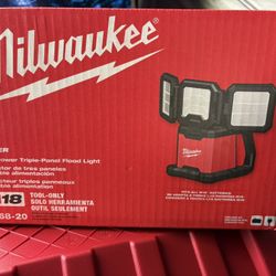 Milwaukee Dual Power Triple-panel Flood Light 