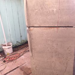 GARAGE FRIDGE WORKS PERFECT CLEAN INSIDE PLUGGED IN!!!