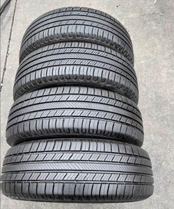 225/65/17 Michelin 📍📍 Vendo un set de llantas con 80% de vida las 4 📍🌟